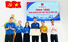 Trao Huy hiệu 'Tuổi trẻ dũng cảm' cho nam sinh lao ra biển cứu hai trẻ em