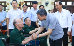 Thủ tướng xúc động thăm thương binh, người có công tại Ninh Bình