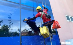 Lau kính nhà cao tầng: Nghề đặc biệt của những 'người nhện'