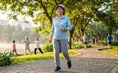 Người trên 60 tuổi nên đi bộ như thế nào để tránh chấn thương?