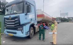 Bị CSGT giữ bằng lái vẫn chạy xe, tài xế và công ty bị phạt 77 triệu