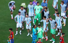 Tổng thống Argentina tuyên bố vẫn tổ chức lễ vinh danh đội tuyển, CĐV ‘nài nỉ’ Messi và HLV Scaloni ở lại
