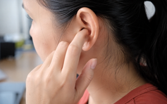 Tại sao ngứa tai lại phổ biến hơn vào mùa mưa?