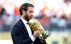 Mạng xã hội 'phát sốt' vì vẻ điển trai, lịch lãm của Sergio Ramos ở lễ trao giải World Cup