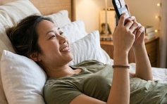Kê 2 - 3 gối nằm xem điện thoại, đọc sách có gây hại cột sống cổ?