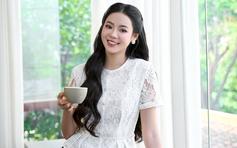 Áo và chân váy dài, cặp bài trùng làm nên phong cách thanh lịch hiện đại