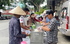 Những suất cơm trao gửi yêu thương