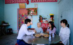 Quỹ Khởi sự từ tâm trao sổ tiết kiệm tri ân vợ liệt sĩ Huỳnh Văn Quên