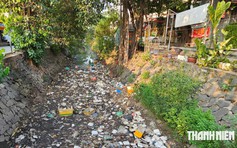 TP.HCM: Vì sao kênh 19 Tháng 5 vẫn ngập rác?
