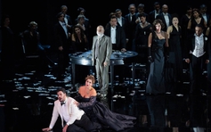 Một tấn phục trang Ý và đèn chùm Việt khổng lồ cho vở opera 'La Traviata'

