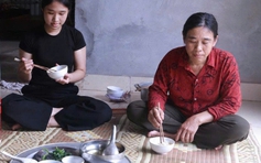 Cô bé mồ côi cha, lớn lên trong chùa mong có tiền vào đại học
