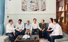 Bí thư Thành ủy TP.HCM Trần Lưu Quang thăm, tặng quà cho cựu tù Côn Đảo