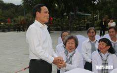 Bí thư Thành ủy TP.HCM Trần Lưu Quang thắp nến tri ân ở Nghĩa trang Hàng Dương