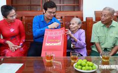 Bí thư thứ nhất T.Ư Đoàn Bùi Quang Huy thăm, tặng quà nữ cựu TNXP Truông Bồn