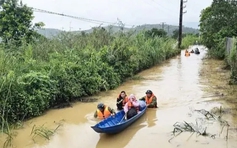 Mưa lớn gây ngập sâu ở Bảo Lộc, cảnh sát giải cứu kịp thời 16 người mắc kẹt