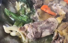 Đắk Lắk: Tạm đình chỉ cơ sở nấu tiệc có món gà nghi có dòi