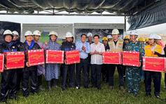Ông Đinh Văn Nơi tặng quà động viên công nhân thi công sân bay Phú Quốc