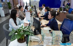 Vì sao tiền ùn ùn vào ngân hàng?