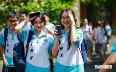 Tranh luận: Đồng phục nên áo trắng quần sẫm màu, hay mỗi trường một kiểu?