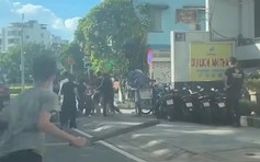 Xôn xao clip nhóm thanh thiếu niên đánh nhau loạn xạ trên đường