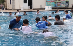 Các lớp học bơi miễn phí cho học sinh