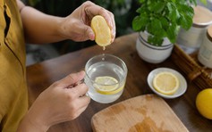 Uống nước chanh ấm buổi sáng có thật sự giúp giảm cân, thải độc?