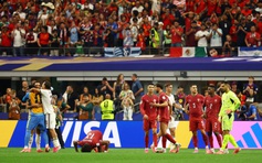 Báo Bồ Đào Nha cay đắng: ‘Kết cục thật tuyệt vọng, HLV Martinez sai lầm vì cố giữ Ronaldo’