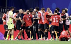 Tổng thống Ai Cập vỗ về đội nhà vì thua ngược Argentina, Zico tố trọng tài bất công