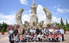 Thanh Hằng, Hữu Quốc, Bình Tinh về nguồn, nghẹn lòng trước những mất mát chiến tranh