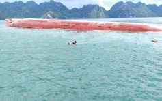 Lật tàu trên biển Quảng Ninh, 2 người nghi bị mắc kẹt trong tàu
