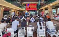 CSGT TP.HCM gặp chủ quán nhậu, cùng nhắc khách cách về nhà sau khi uống rượu bia