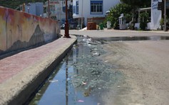 Nước thải tràn ra biển bốc mùi, người dân kêu cứu