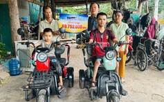Hai anh em bại liệt ở miền núi Quảng Trị đã có xe để đi học