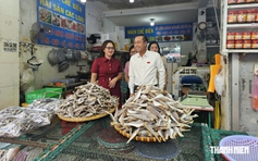 Phó chủ tịch HĐND TP.HCM Huỳnh Thanh Nhân kiểm tra an toàn thực phẩm chợ Xóm Lưới