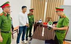 Tranh giành khách, tài xế xe 16 chỗ bị kẹp cổ, đấm đá giữa đường