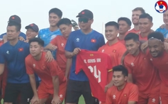 Quang Hải nhận món quà tuyệt vời từ thầy Kim, lời chúc đặc biệt vì xô đổ kỷ lục của Công Vinh
