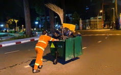 Chiến binh áo cam giữ sạch phố phường