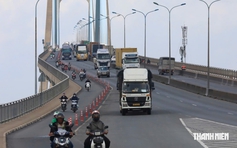 Cầu Phú Mỹ tháo dải phân cách, ô tô được chạy vào làn xe máy?