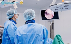 Du khách đến Việt Nam tìm cơ hội bảo tồn khớp háng sau chấn thương phức tạp