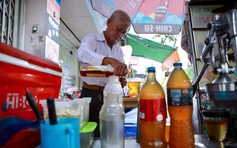 'A Giành' từng bán 600 ly trà chanh giã tay/ngày, nay vẫn sơ mi trắng ngồi chờ khách