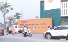 Sáng nay, thí sinh tại điểm thi Trường THPT chuyên Tuyên Quang thi lại môn đầu tiên