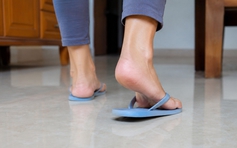 Đi dép mỏng trong nhà tưởng tốt, bác sĩ cảnh báo điều này