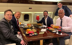 Máy bay riêng của ông Trump chở theo đồ ăn gì?