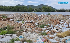Khu đất ven sông Cái Nha Trang vừa dọn dẹp, xe tải lại chở xà bần đến đổ