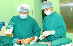 2 ê kíp cùng lúc phẫu thuật cứu 2 chân gần đứt lìa của nam công nhân