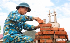 Bộ đội 'chạy đua' với thời gian để trường học vang tiếng trống khai giảng ngày 5.9