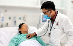 TP.HCM: Bác sĩ trẻ dừng xe cứu người đột quỵ bên đường
