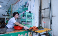 Tiền thuê mặt bằng tăng 5 lần, quán cơm chay 'thang máy' ở TP.HCM vẫn bán 15.000 đồng/phần