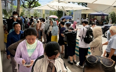 'Xếp hàng mua sách giáo khoa như đi săn vé concert', giải pháp nào?
