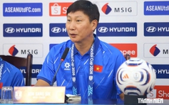 HLV Kim Sang-sik: 'Tôi mong Đình Bắc ghi bàn để thắng Thái Lan và tôi sẽ cùng cậu ấy nhảy điệu ăn mừng'